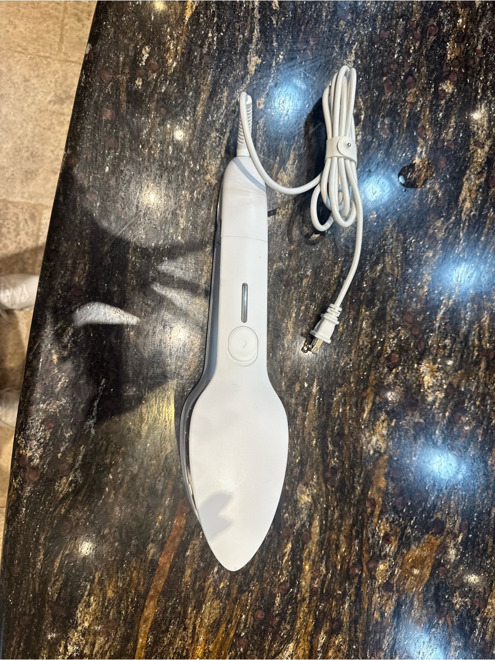 White Handheld Fabric Steamer - Portable Garment Care nori